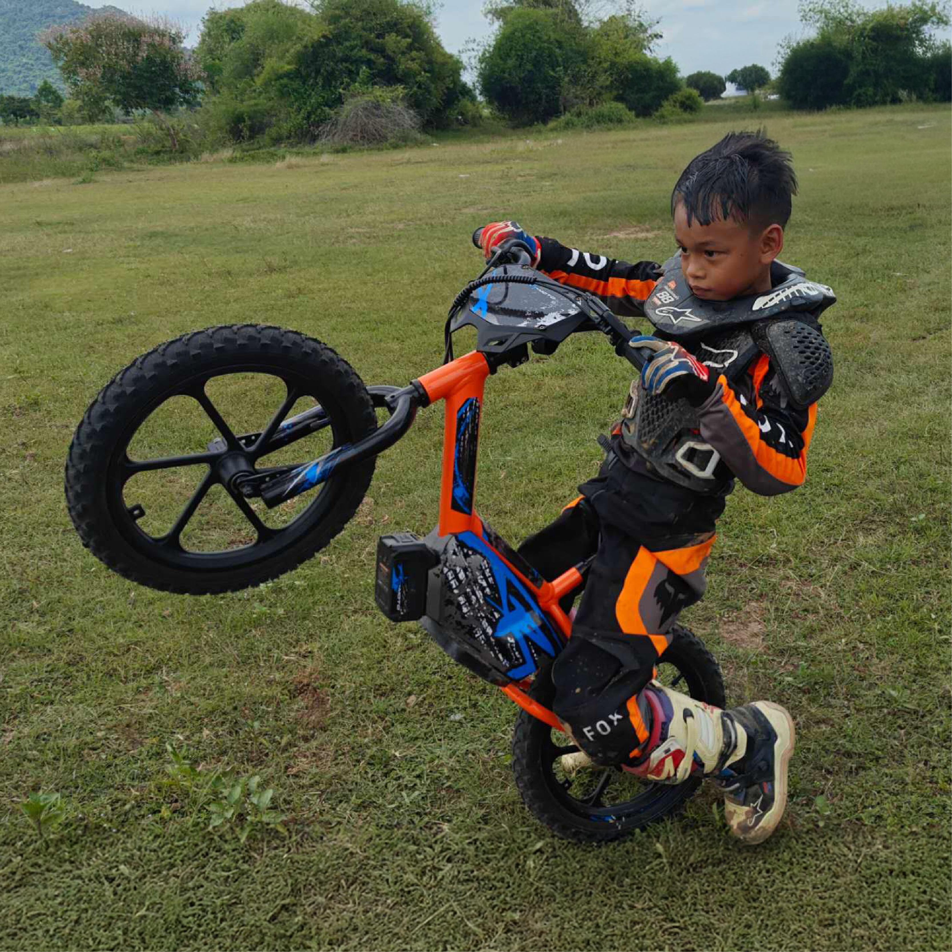 kids_electric_balance_bike_action_wheelies_kid_e-bike_ebike_xrt-moto_stacyc_little_ripper
