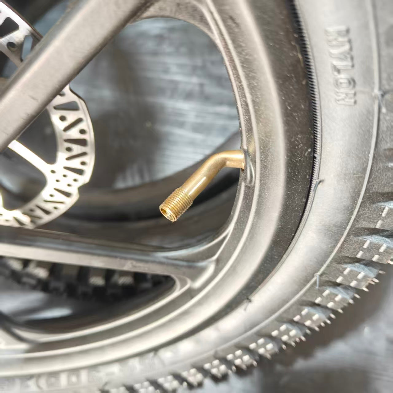 16in Inner tube 90 Degree Stem (16 x 2.125/3.35)